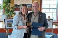 Le député André Bachand remercie James Johnston pour ses 38 ans de carrière municipale